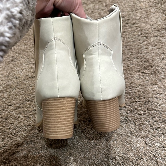 Brand new white booties - Picture 2 of 3